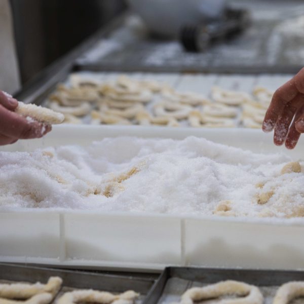 I Biscotti Chappoz non si fanno da soli: mani in pasta, tanta pazienza, grande passione et voilà che il gioco è fatto!