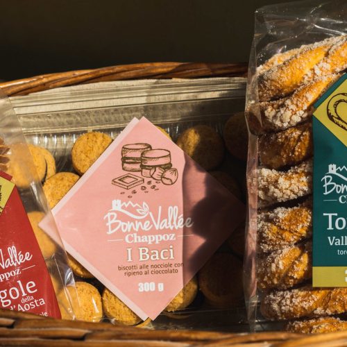 I Biscotti Chappoz sono delicati dolcetti di pasticceria, genuini e fatti in casa con amore e passione: scopri le Tegole, i Torcetti e i Baci della tradizione dell'azienda valdostana Bonne Vallée e lasciati incantare dai gusti della Valle d'Aosta.