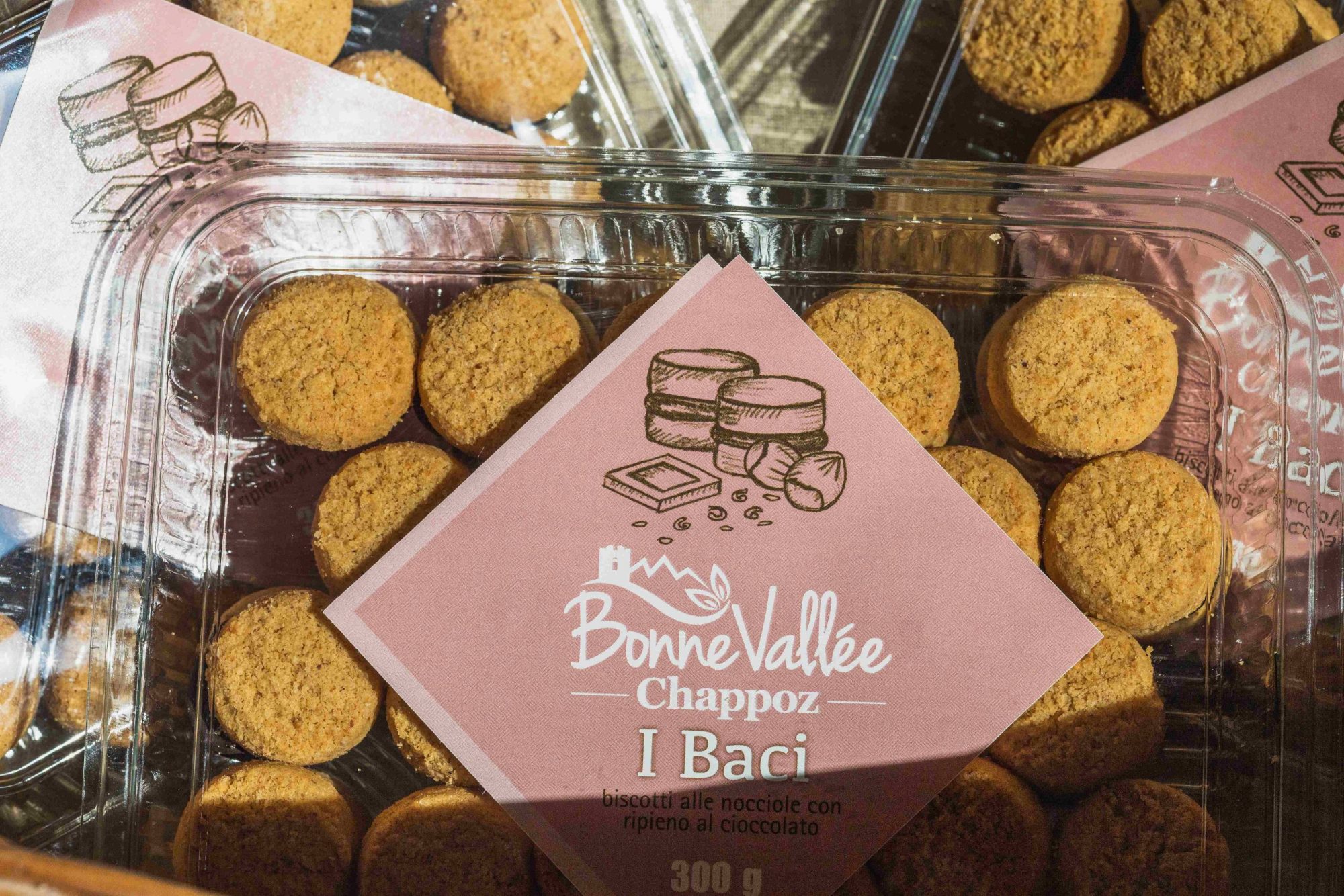 I Baci Chappoz sono delicati biscotti fatti con della deliziosa farina di nocciole che racchiudono un goloso cuore di cioccolato fondente.