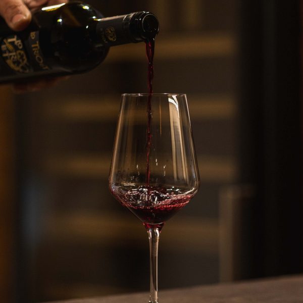 Torrette Vino Valle d'Aosta Lo Triolet - Tascapan versare il vino