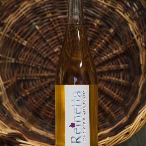 Succo di mela Reinetta Valle d'Aosta - Saint Grat - Tascapan bottiglia in primo piano