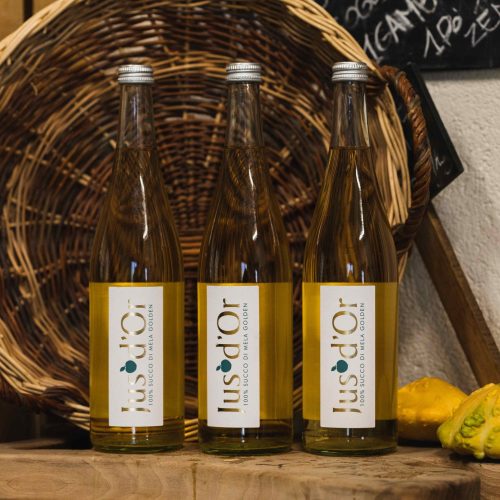 Succo di mela Reinetta Valle d'Aosta - Saint Grat - Tascapan tris di bottiglie