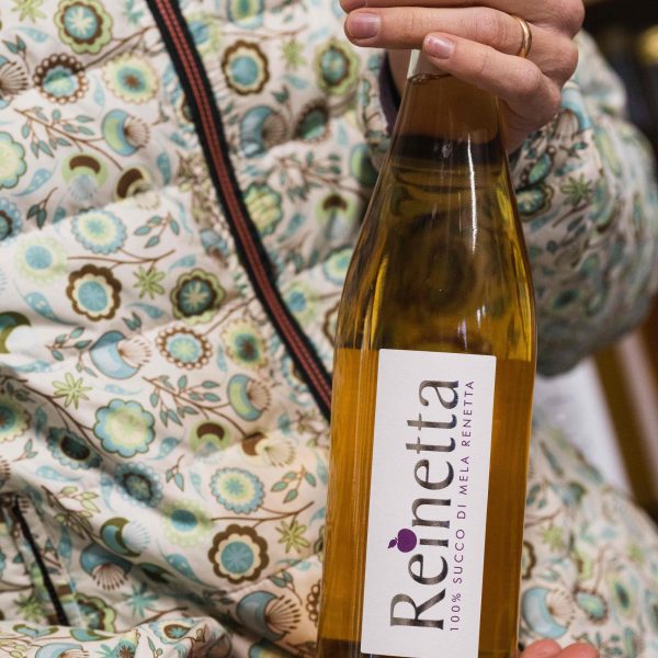 Succo di mela Reinetta Valle d'Aosta - Saint Grat - Tascapan bottiglia di reinetta