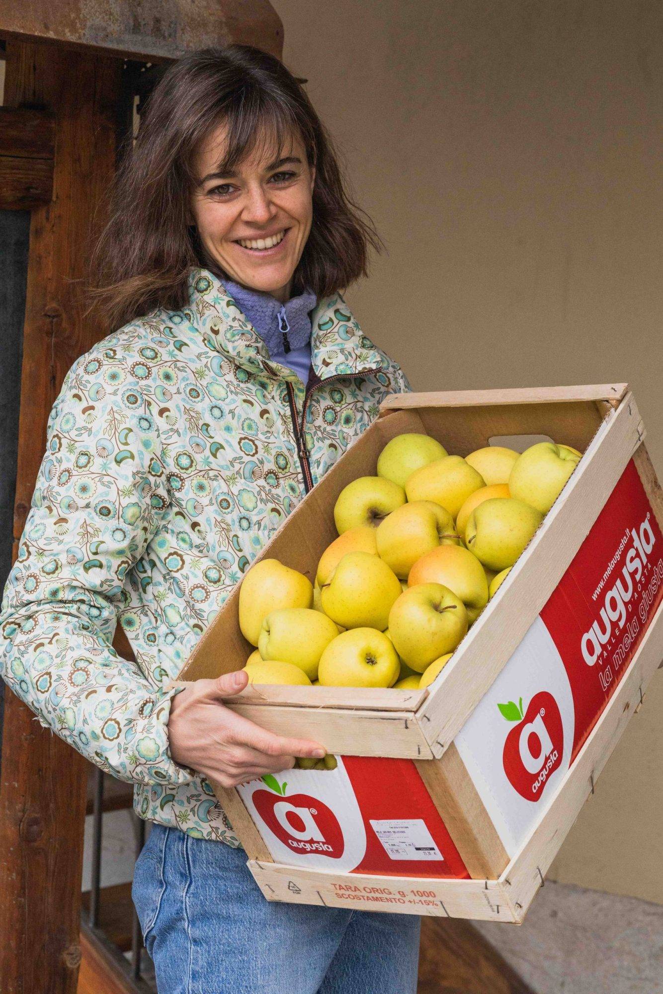 ragazza con mele della valle d'aosta