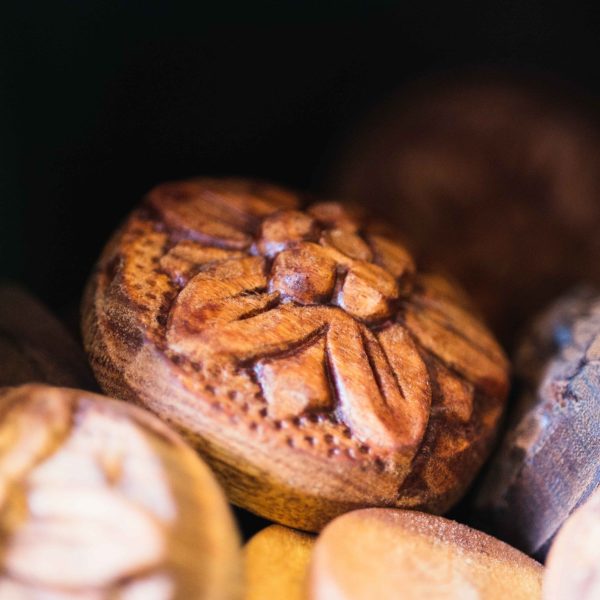 La Coppa dell'Amicizia è uno degli oggetti più tipici dell’artigianato valdostano con coperchio e tutt’attorno molteplici beccucci dai quali puoi sorseggiare il caffé preparato “alla valdostana”.