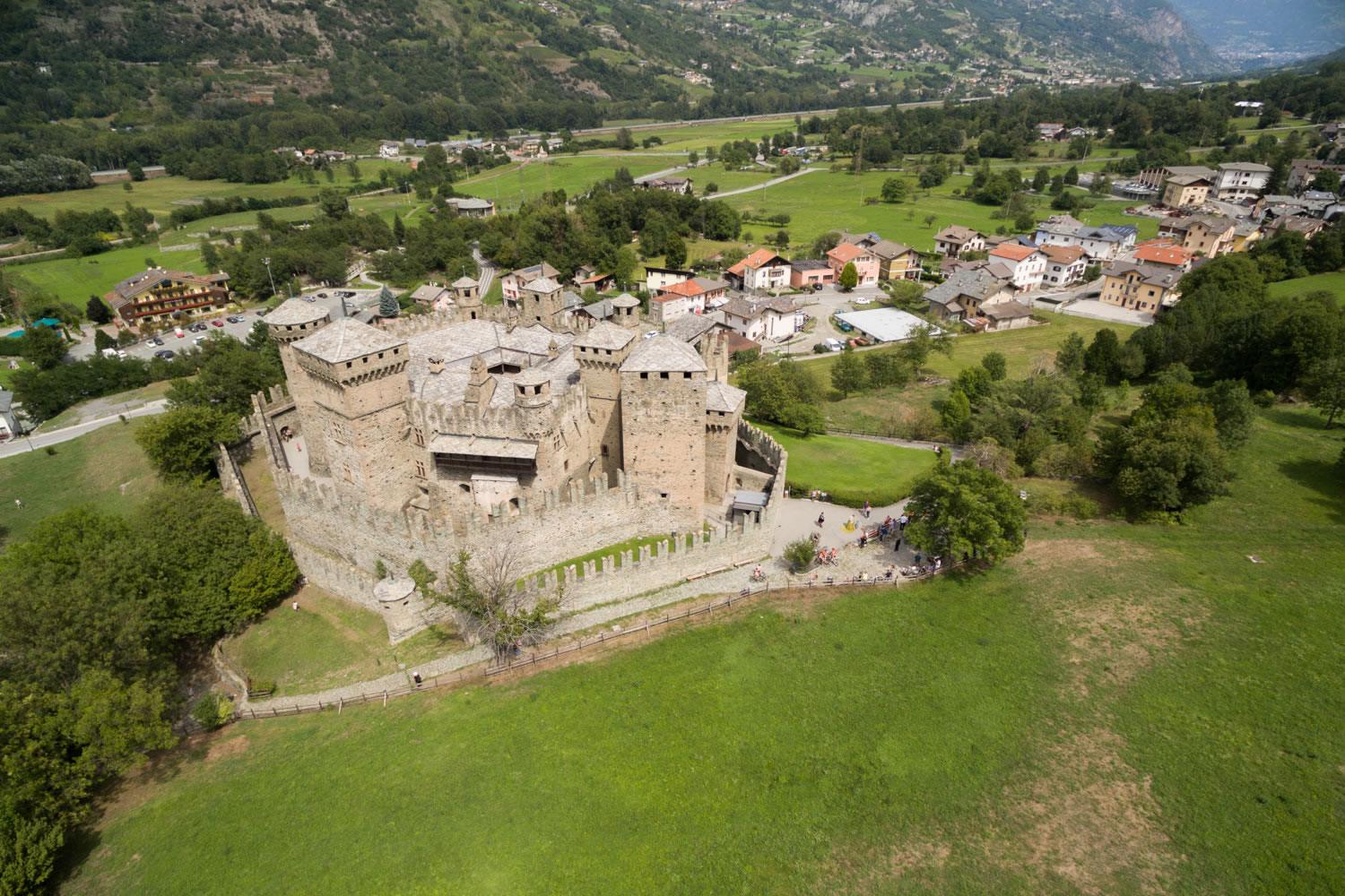 castello-fenis-centrovalle01 castello-fenis-centrovalle01
